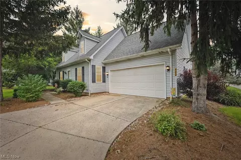402 E Barrington Dr, Chardon, OH 44024