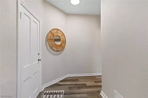 Entry Way - 464 Butler Ave, Akron, OH 44310 photo 2 of 2