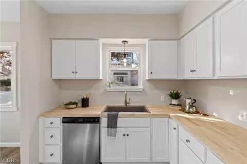 Kitchen - 464 Butler Ave, Akron, OH 44310 photo 2 of 4