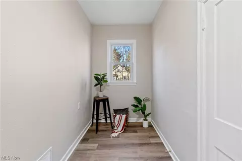 Entry Way - 464 Butler Ave, Akron, OH 44310 photo 1 of 2