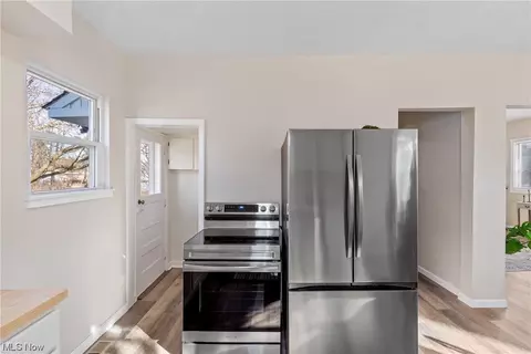 Kitchen - 464 Butler Ave, Akron, OH 44310 photo 3 of 4