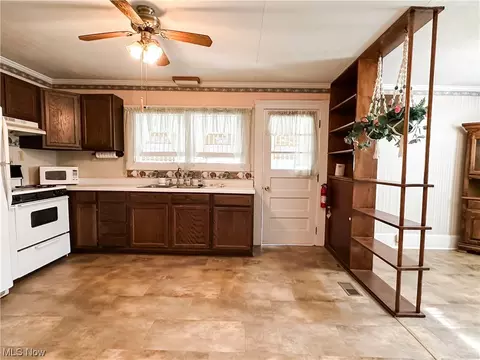 303 Main St, Middlebourne, WV 26149 photo 4
