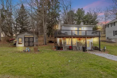 1621 Lake Front Dr, Salem, OH 44460
