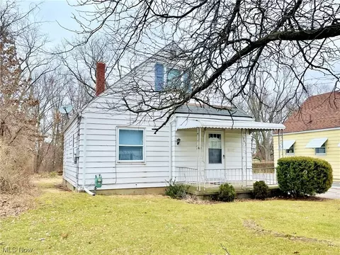 Exterior - 2461 E 37th St, Lorain, OH 44055 photo 3 of 7