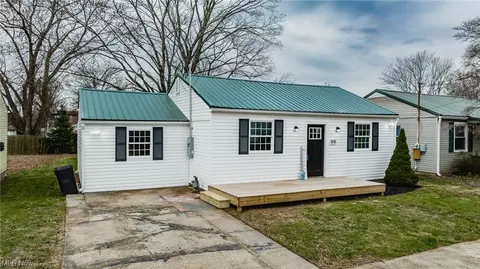 818 25th St, Vienna, WV 26105