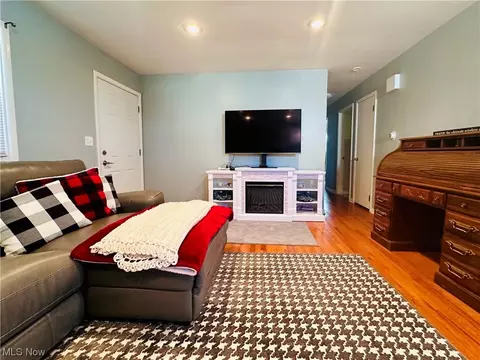 Bedroom - 1402 Old Frg, Niles, OH 44446 photo 1 of 11