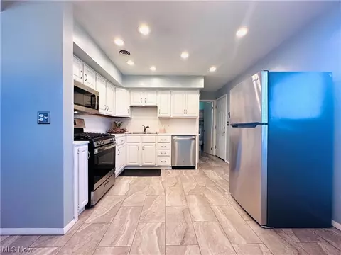 Kitchen - 1402 Old Frg, Niles, OH 44446 photo 1 of 5