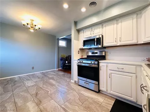Kitchen - 1402 Old Frg, Niles, OH 44446 photo 2 of 5