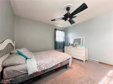 Bedroom - 1402 Old Frg, Niles, OH 44446 photo 6 of 11