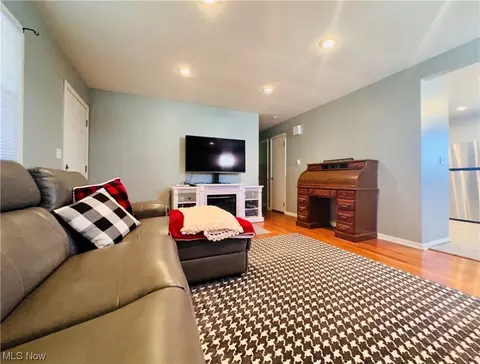 Living - 1402 Old Frg, Niles, OH 44446 photo 2 of 2