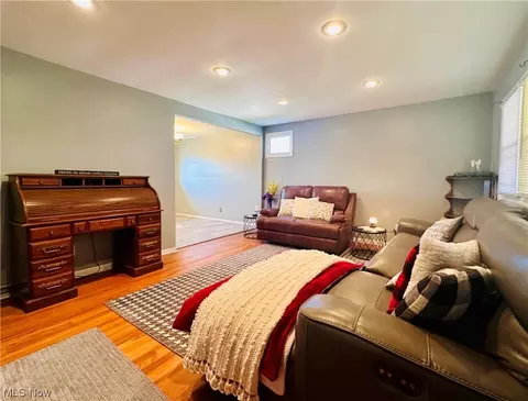 Bedroom - 1402 Old Frg, Niles, OH 44446 photo 3 of 11