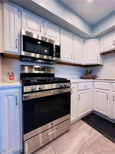 Kitchen - 1402 Old Frg, Niles, OH 44446 photo 3 of 5