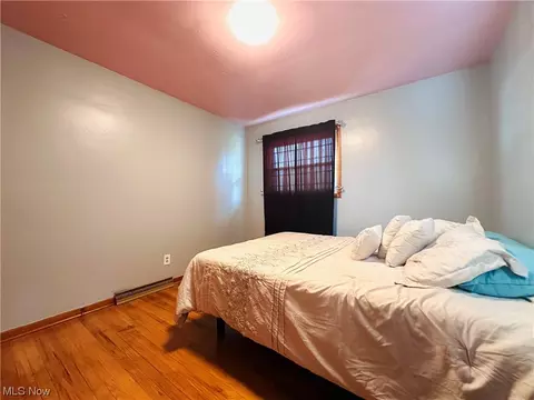 Bedroom - 1402 Old Frg, Niles, OH 44446 photo 8 of 11
