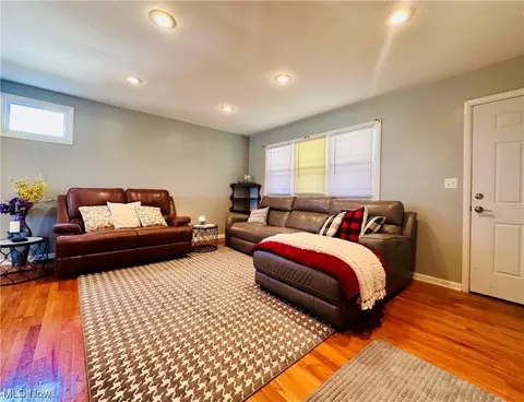 Living - 1402 Old Frg, Niles, OH 44446 photo 1 of 2