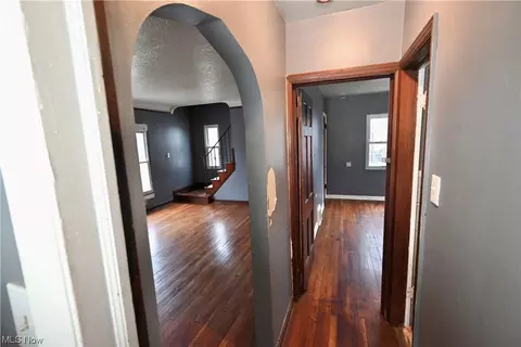 Entry Way - 937 E 237th St, Euclid, OH 44123 photo 2 of 5