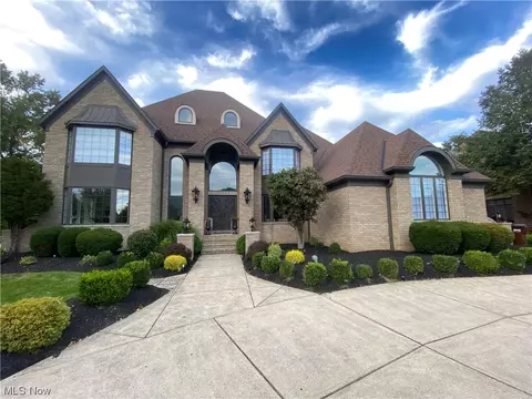 23524 Wingedfoot Dr, Westlake, OH 44145