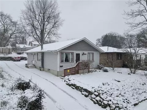 2425 Newton St, Akron, OH 44305