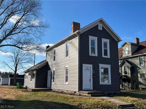 712 Parrish St, Uhrichsville, OH 44683