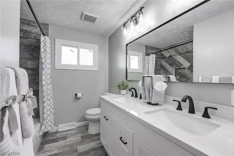 Bath - 3815 Ivanhoe, Lorain, OH 44053 photo 1 of 5