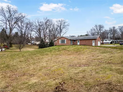 Exterior - 531 Overdale Ave NW, Canton, OH 44708 photo 9 of 12