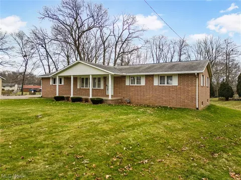 Exterior - 531 Overdale Ave NW, Canton, OH 44708 photo 3 of 12