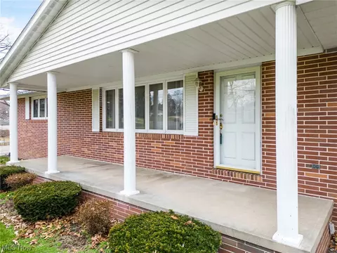 Exterior - 531 Overdale Ave NW, Canton, OH 44708 photo 4 of 12