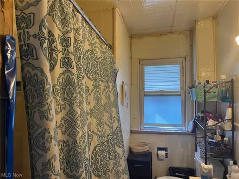 Bath - 1714 Hampton Rd, Akron, OH 44305 photo 2 of 2