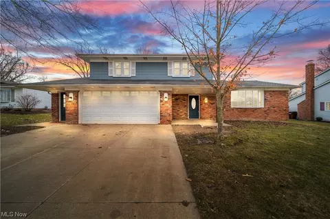 5221 Woodbury Hls, Parma, OH 44134