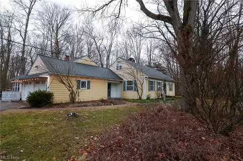 77 E Bel Mdw, Chagrin Falls, OH 44022