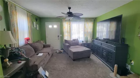 Living - 928 Walnut St, Elyria, OH 44035 photo 2 of 5