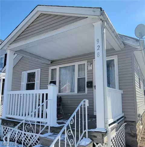Exterior - 928 Walnut St, Elyria, OH 44035 photo 3 of 5