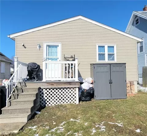 Exterior - 928 Walnut St, Elyria, OH 44035 photo 4 of 5