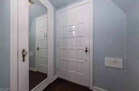 Entry Way - 151 E 208th St, Euclid, OH 44123 photo 1 of 2