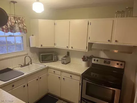 Kitchen - 151 E 208th St, Euclid, OH 44123 photo 2 of 2