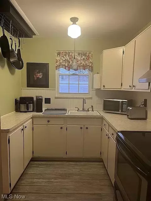 Kitchen - 151 E 208th St, Euclid, OH 44123 photo 1 of 2