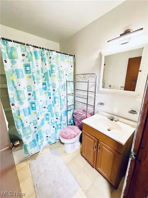 Bath - 2149 E 39th St, Lorain, OH 44055 photo 3 of 3