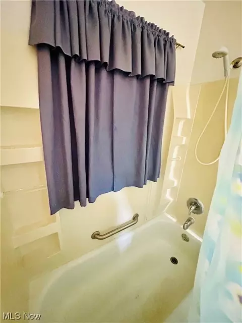 Bath - 2149 E 39th St, Lorain, OH 44055 photo 2 of 3