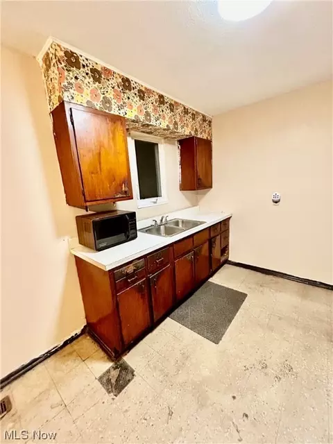 Bath - 2149 E 39th St, Lorain, OH 44055 photo 1 of 3