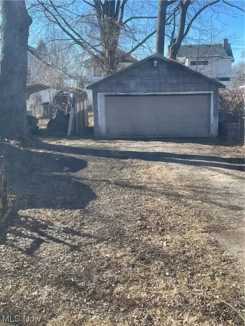 Exterior - 696 Thayer St, Akron, OH 44310 photo 2 of 2