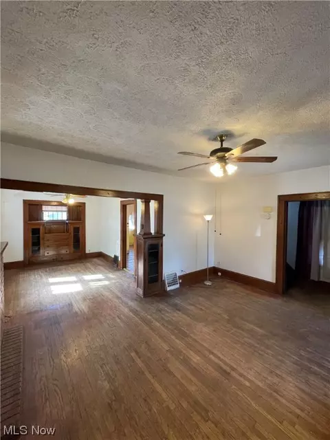 Living - 696 Thayer St, Akron, OH 44310 photo 2 of 2