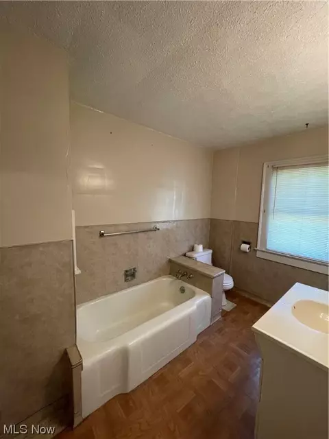 Bath - 696 Thayer St, Akron, OH 44310 photo 2 of 2