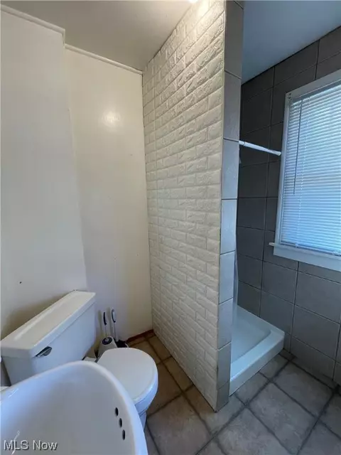 Bath - 696 Thayer St, Akron, OH 44310 photo 1 of 2