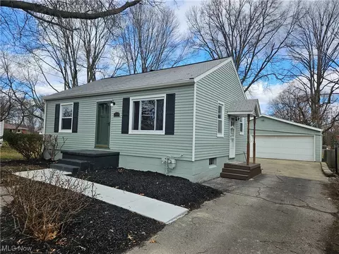3439 Surrey SE, Warren, OH 44484