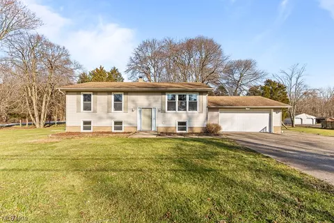 1791 Whychwood Dr, Akron, OH 44312