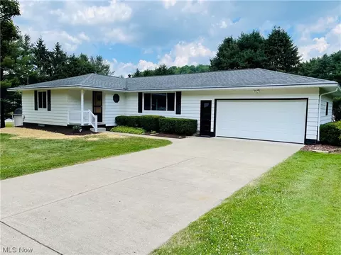 1077 Dawn Dr NE, New Philadelphia, OH 44663