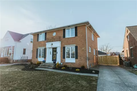 6522 Ridgewood Lakes Dr, Parma, OH 44129