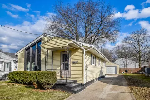 1249 Hilltop Dr, Akron, OH 44310