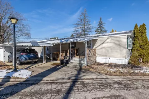 12 Elm Dr, Olmsted Twp, OH 44138