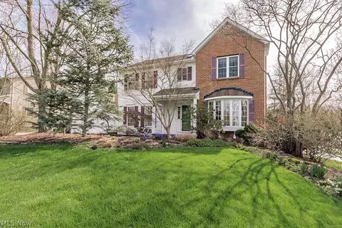 150 Senlac Hills Dr, Chagrin Falls, OH 44022