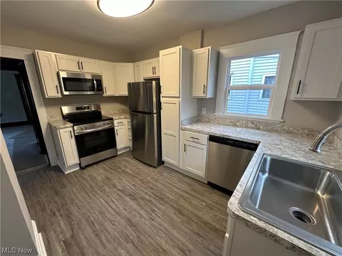 Kitchen - 268 E Tallmadge, Akron, OH 44310 photo 5 of 6